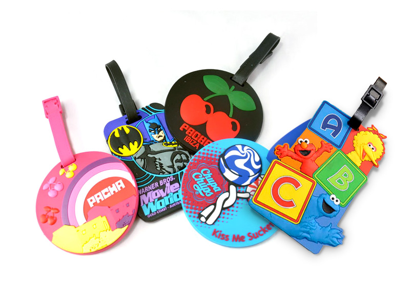 四個行李牌,上面寫著不同的字元。