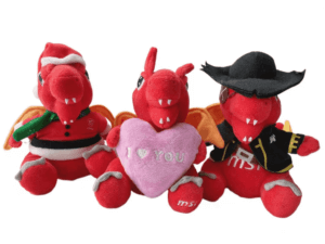 三隻紅色毛絨龍,戴著帽子和心臟。