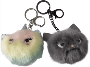 在白色背景上的兩個毛茸茸的貓鑰匙圈。