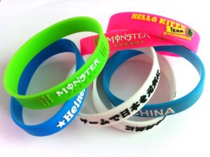 一組不同設計的彩色橡膠腕帶。