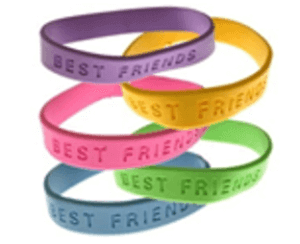 一堆橡膠手鐲,上面寫著「最好的朋友」。