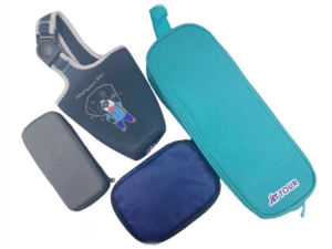 一個藍色的袋子裡有一個藍色的泰迪熊，另一個藍色的袋子裡有一個藍色的泰迪熊。