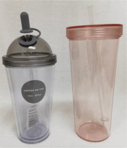 一個帶有吸管和塑膠蓋的塑膠杯。