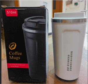 一個咖啡杯,旁邊有一個盒子。