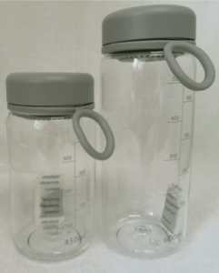 兩個透明的罐子，表面白色，有把手。