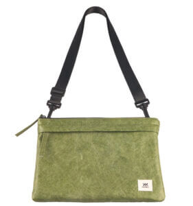 綠色斜背包，搭配黑色肩帶。