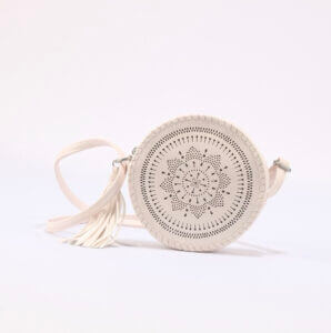 白色斜背包,飾有流蘇。