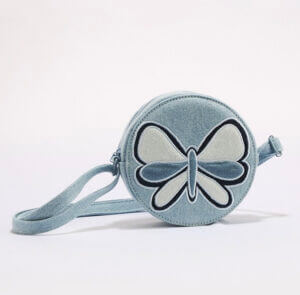 藍色蝴蝶斜背包，上面有一隻白色蝴蝶。