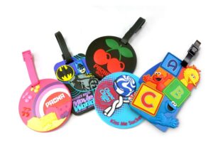 四個行李牌，上面寫著不同的字元。