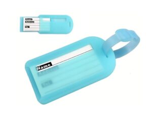 藍色行李牌，上面有標籤。