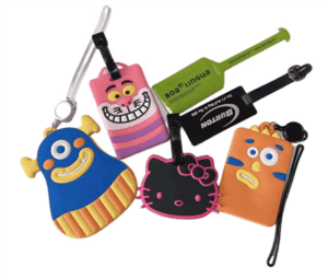 一組帶有不同字元的行李標籤。