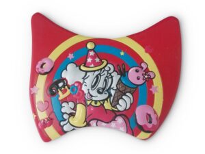 一隻貓的圖像，上面有一個甜甜圈。