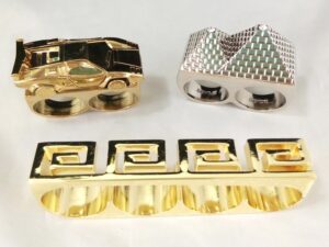 三枚金戒指，上面有一輛車。