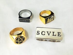 三個圓環上寫著「scvile」、「scvile」、「scvile」、「scvile」、「scvile」。