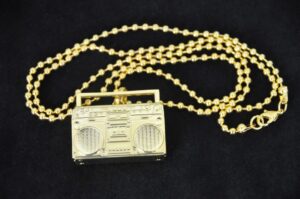 黑色背景上的金色音箱項鍊。