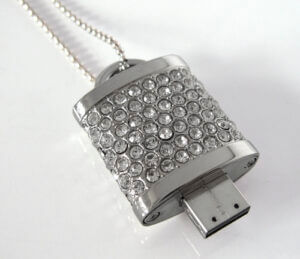 一個銀色的 USB 驅動器，上面附有一條鍊子。