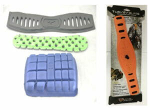 一包各種物品,包括一對護膝和一對護膝。