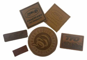 一組不同類型的皮革標籤。