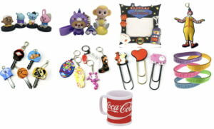 各種物品,包括可口可樂馬克杯和可口可樂鑰匙圈。