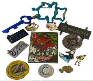 白色背景上的各種金屬徽章和鑰匙圈。